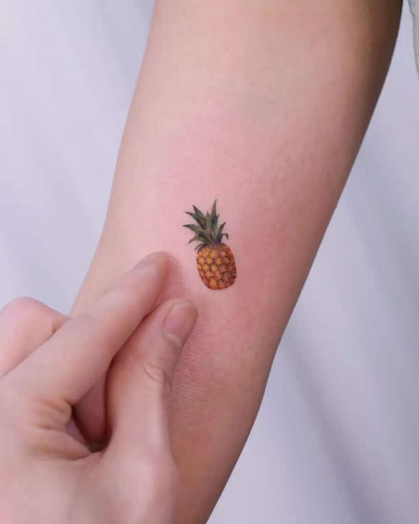 14. Tatuaggio di un ananas sul braccio