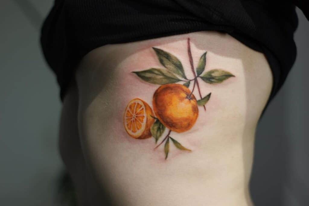 18. Un tatuaggio di due arance sul costato