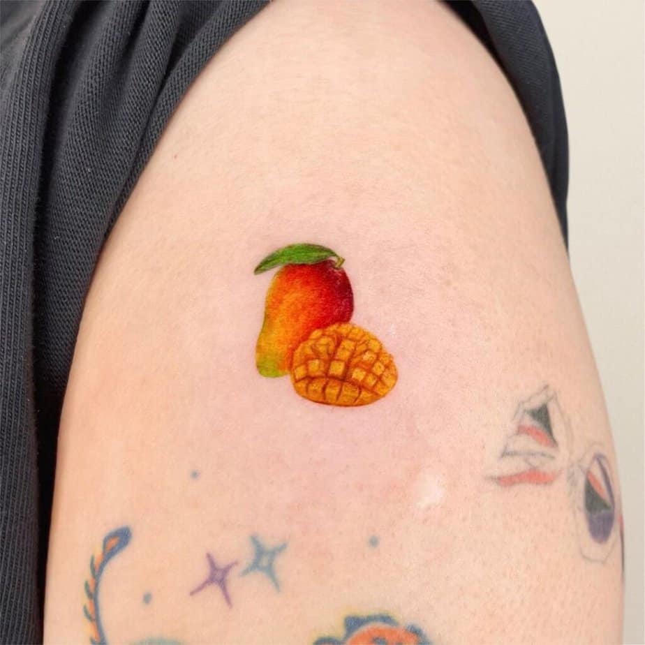 4. Tatuaggio di un mango sulla parte superiore del braccio