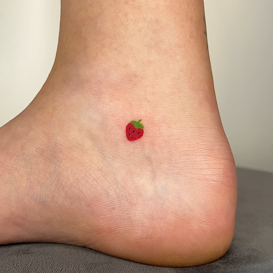 9. Un tatuaggio a forma di fragola sulla caviglia 
