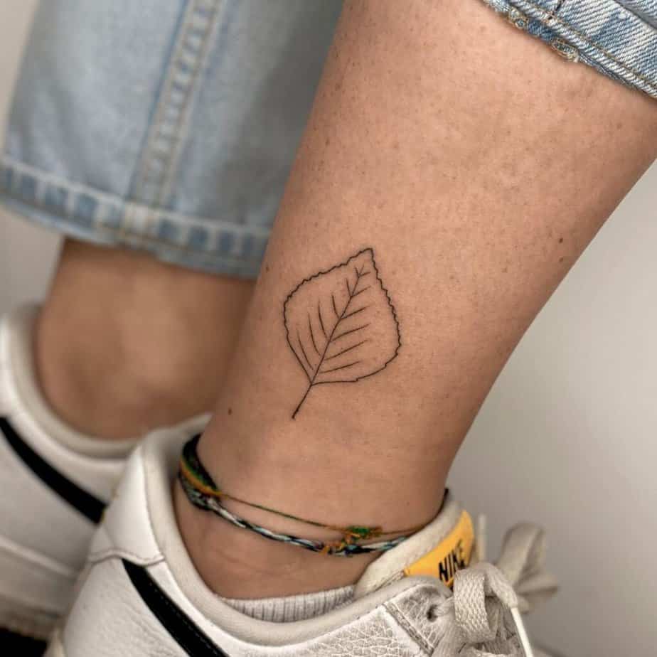 14. Un tatuaggio a forma di foglia sulla caviglia 