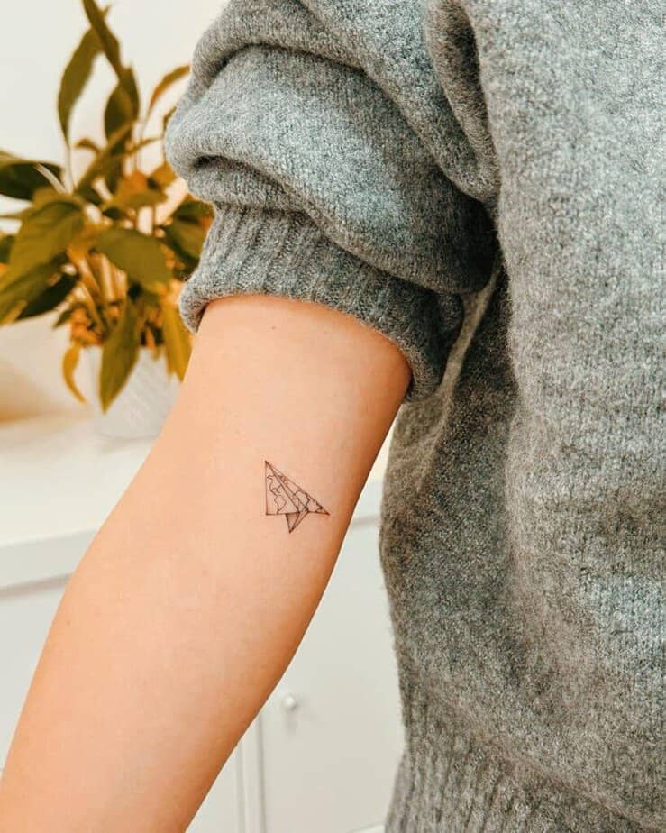 19. Un aereo di carta tatuato sul braccio
