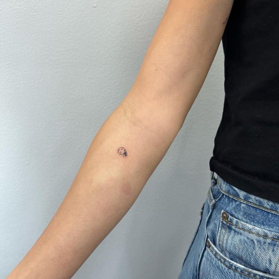 25. Un tatuaggio a forma di coccinella sul braccio
