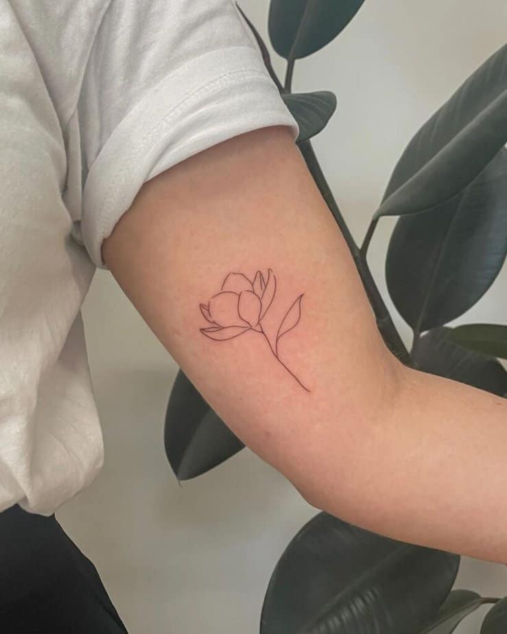 5. Un tatuaggio a forma di magnolia sul bicipite 