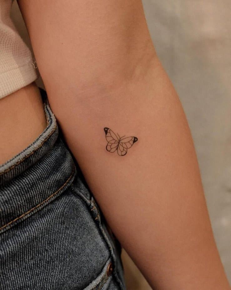 8. Un bellissimo tatuaggio a forma di farfalla sull'avambraccio 