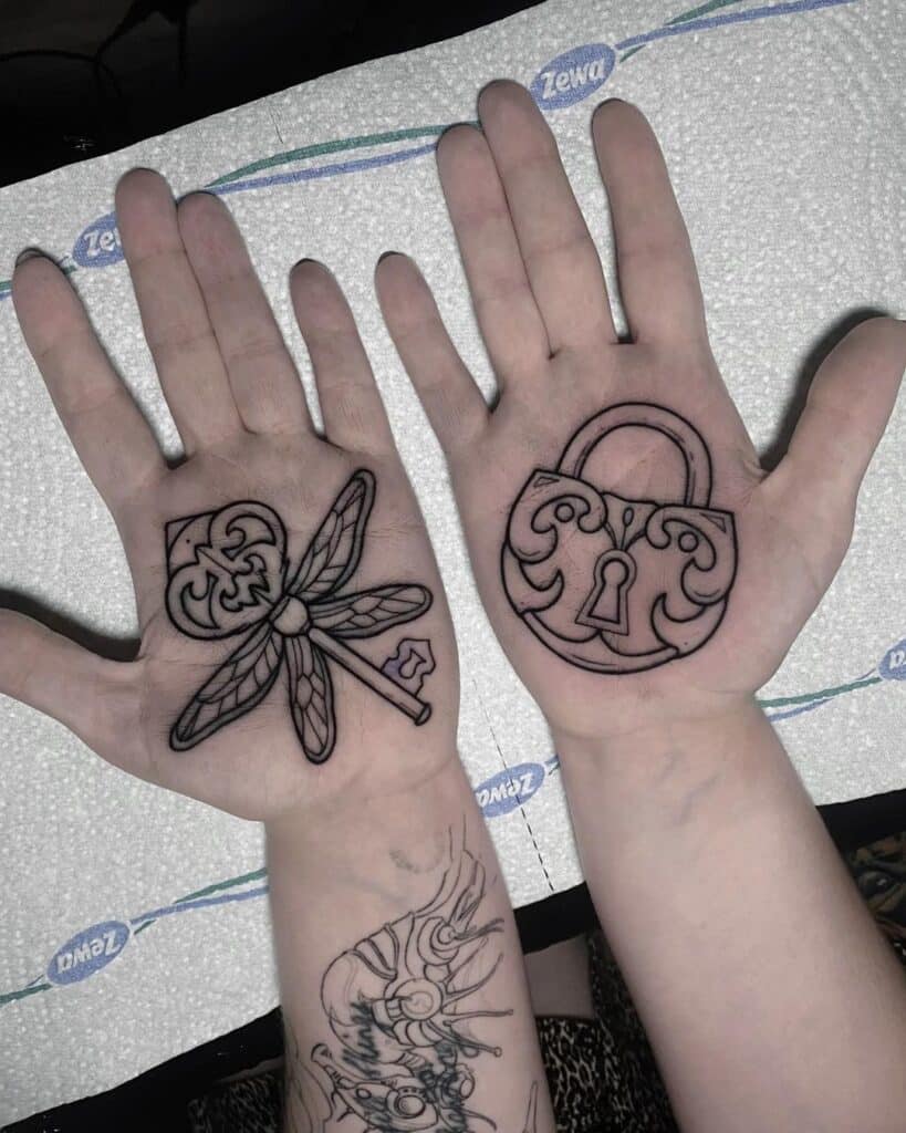 Tatuaggi con serrature regolari