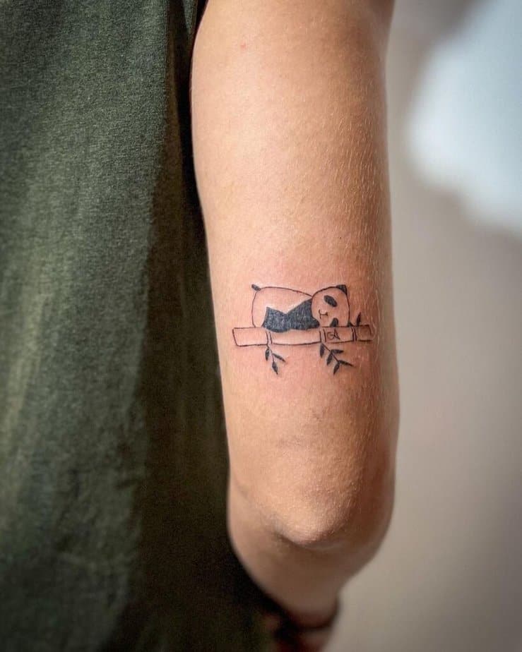1. Un semplice tatuaggio di un panda addormentato 