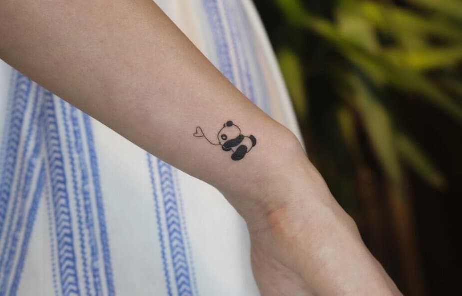 10. Un simpatico tatuaggio di un panda con un cuore