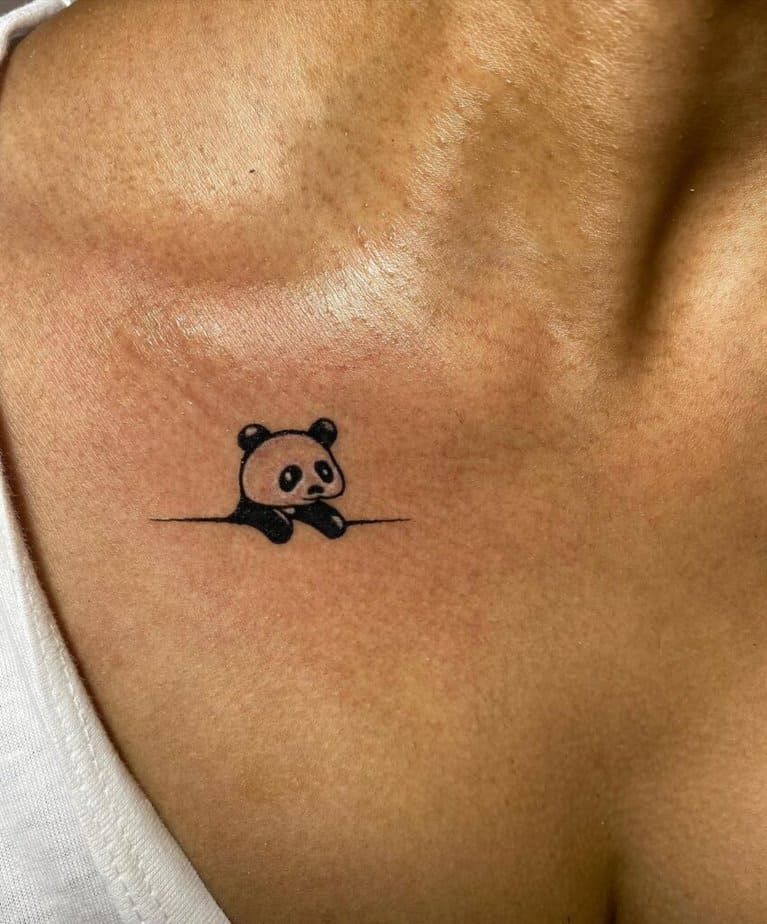 12. Tatuaggio di un panda sulla clavicola
