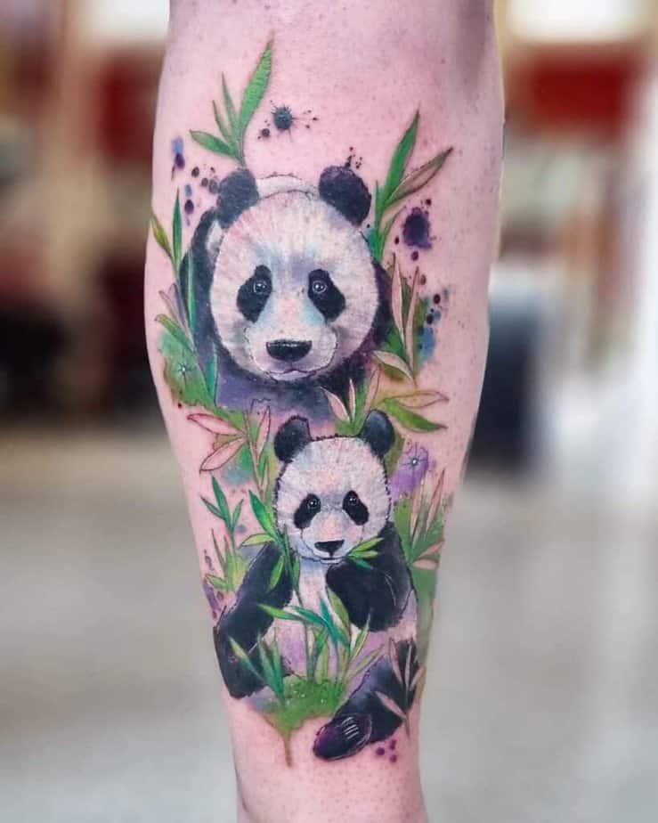 14. Un tatuaggio realistico e colorato di un panda sulla gamba