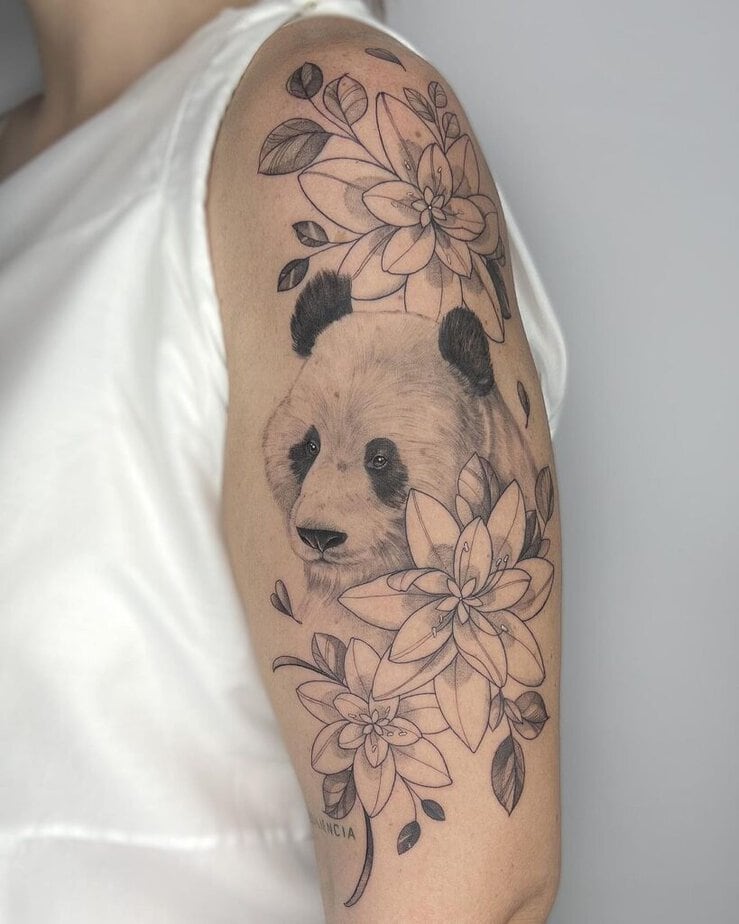 15. Tatuaggio di un panda a linee sottili sul braccio