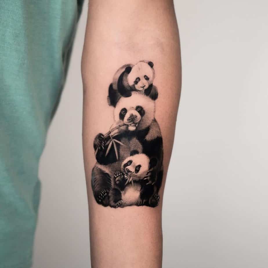 17. Un tatuaggio di una famiglia di panda