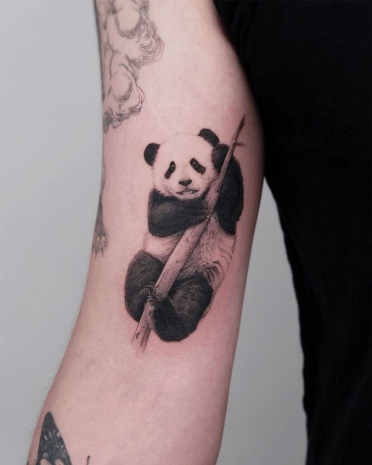 18. Il tatuaggio di un panda che si aggrappa a un ramo di bambù
