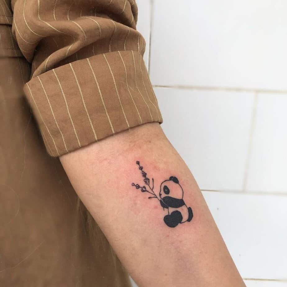 2. Un piccolo panda tatuato sull'avambraccio