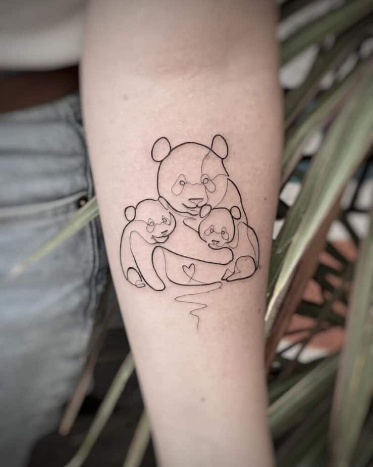 21. Tatuaggio di un panda a linee 