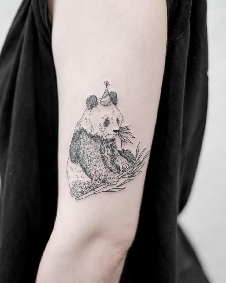 22. Il tatuaggio di un panda che mastica foglie di bambù 