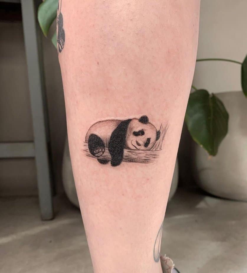 23. Un tatuaggio di un panda addormentato sulla gamba