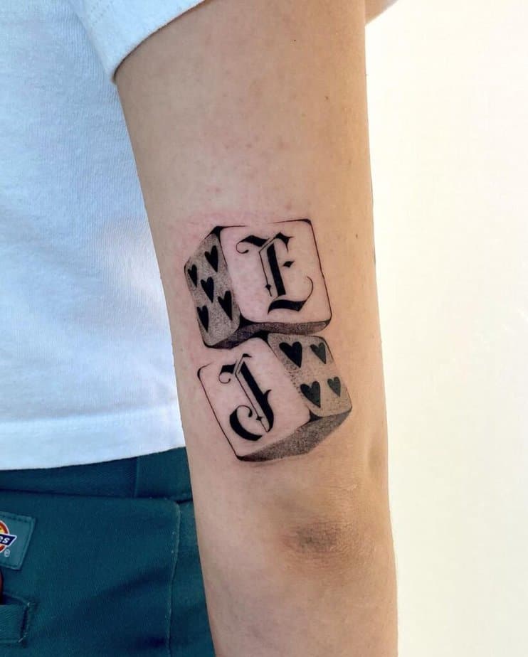 20. Tatuaggio di dadi con lettere