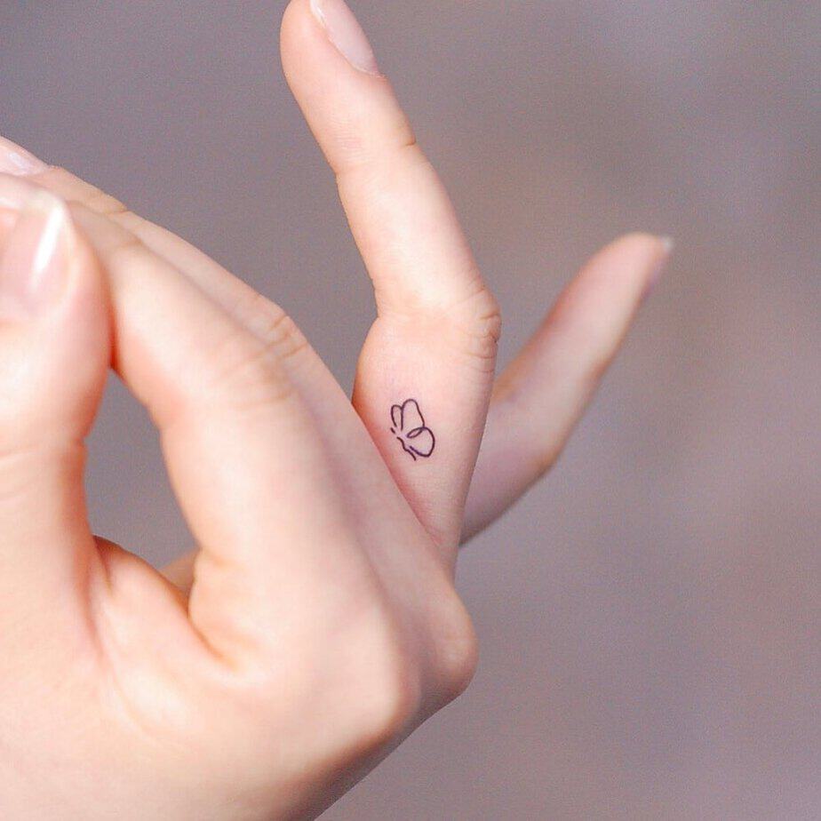 1. Un piccolo tatuaggio a forma di farfalla sul dito 