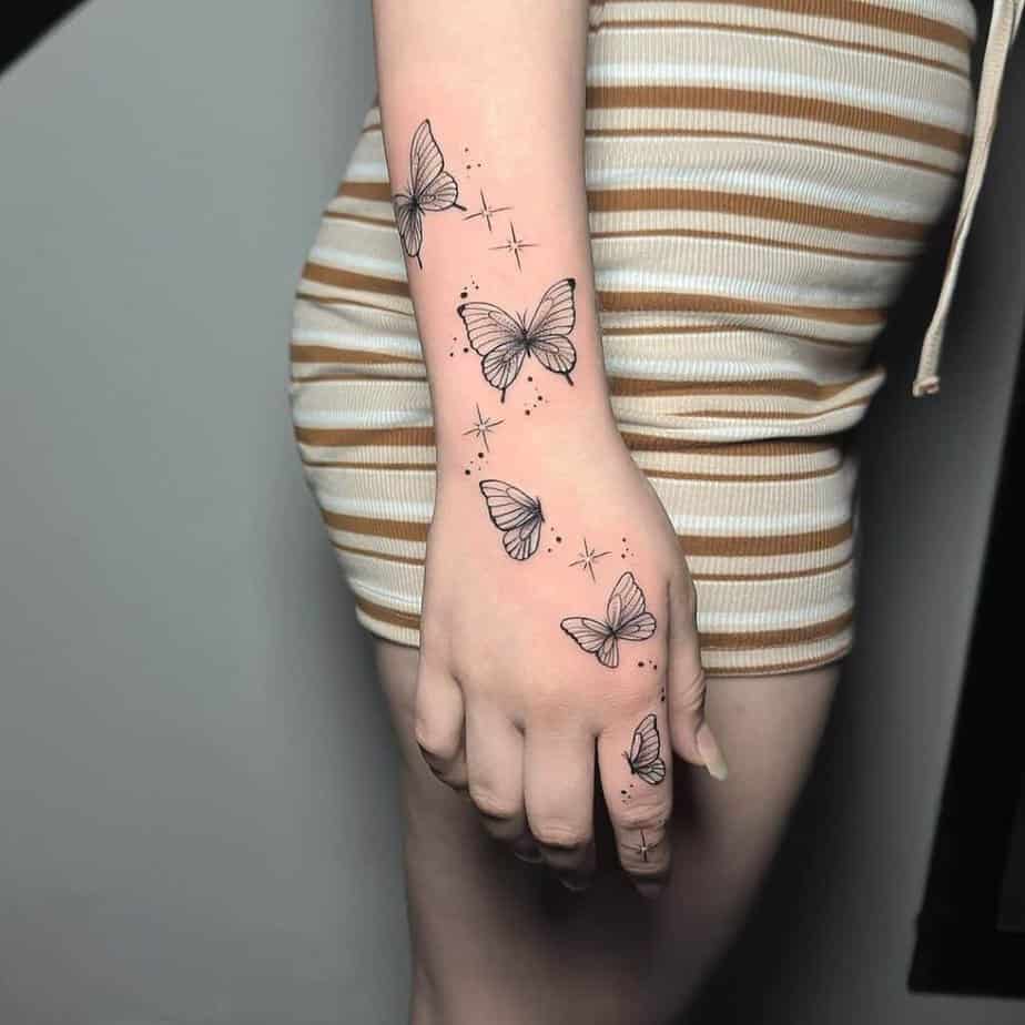 13. Un tatuaggio a farfalla con punti e scintille