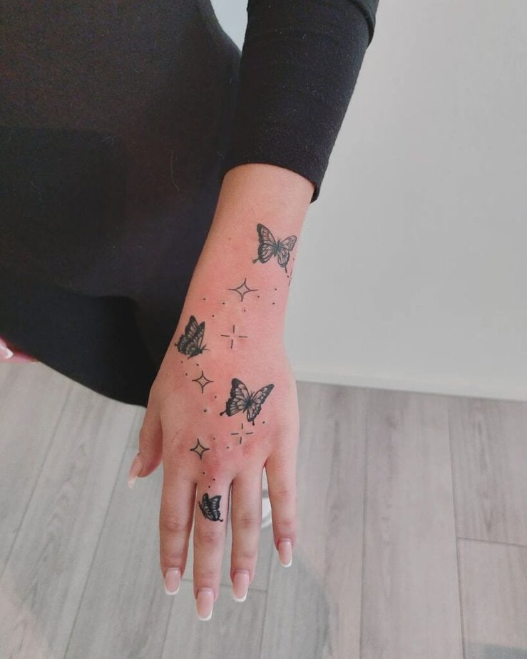 14. Un altro tatuaggio a farfalla con punti e scintille 