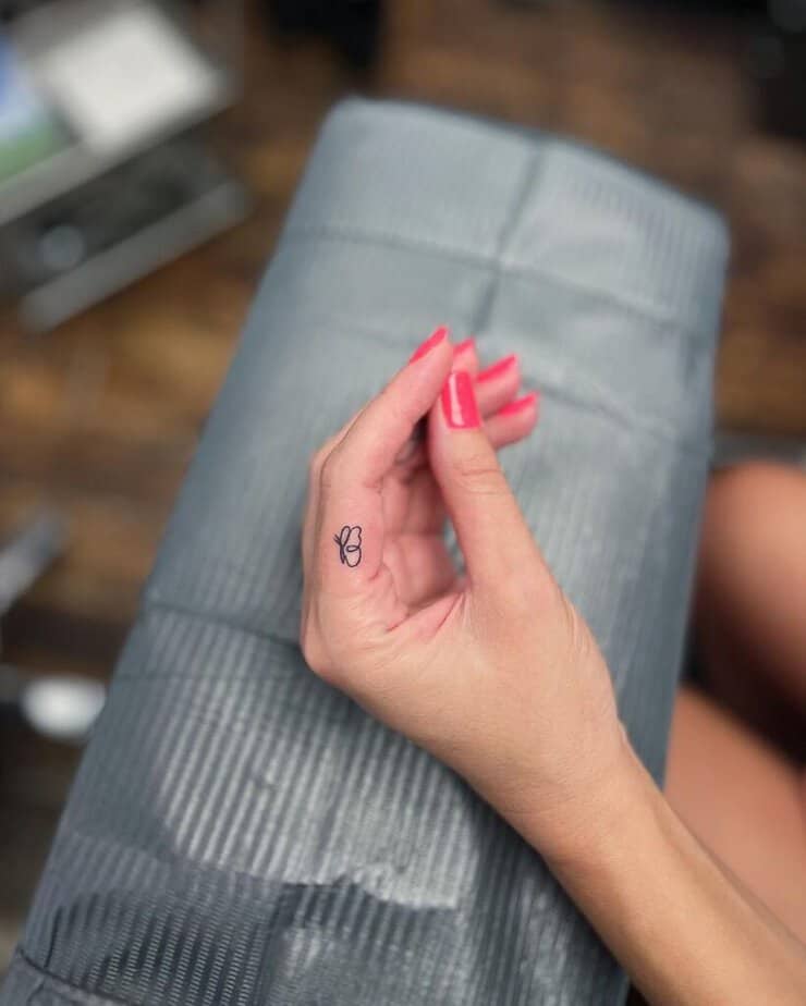 15. Un sottile tatuaggio a forma di farfalla sul dito indice