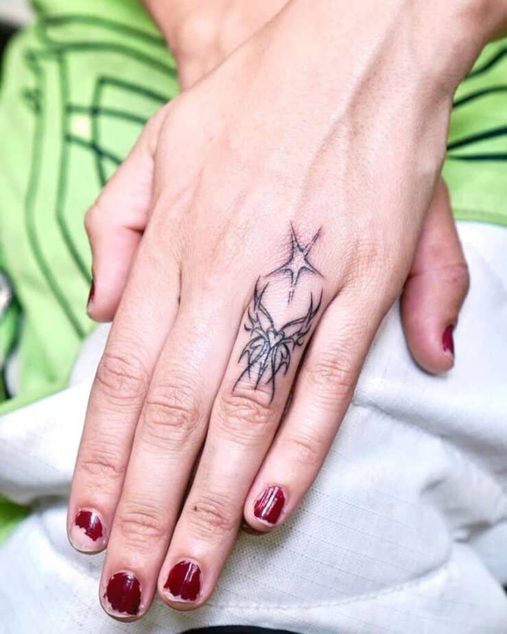 18. Un tatuaggio a farfalla sulle dita del Cybersigilismo