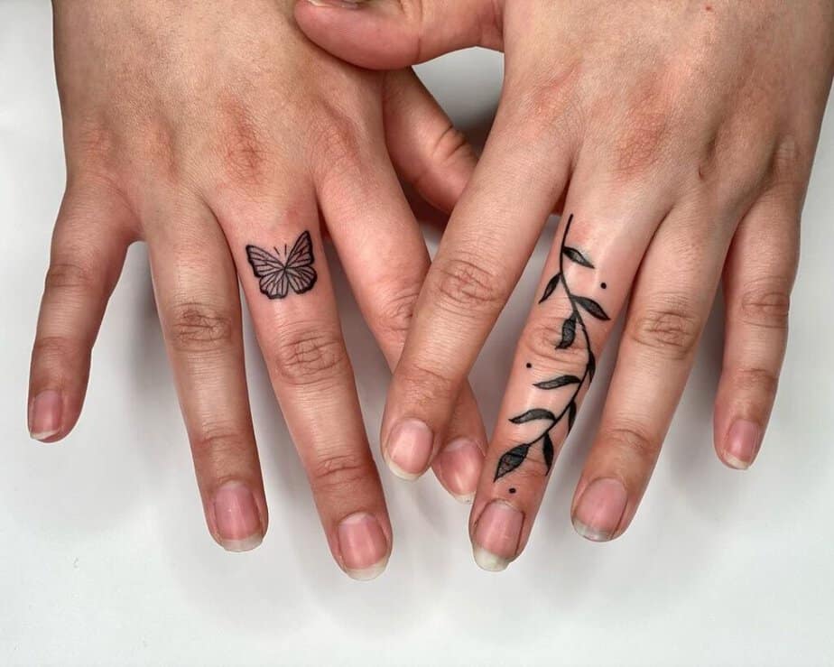 24. Un tatuaggio a mano libera con le dita a forma di farfalla  