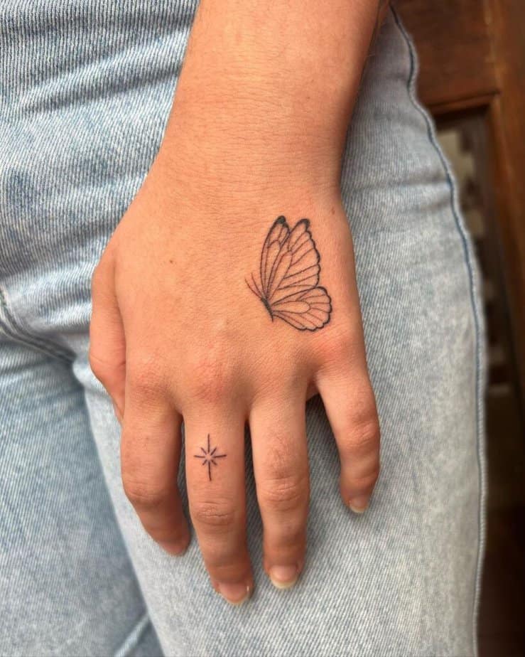 25. Un tatuaggio a farfalla con scintille sulle dita 