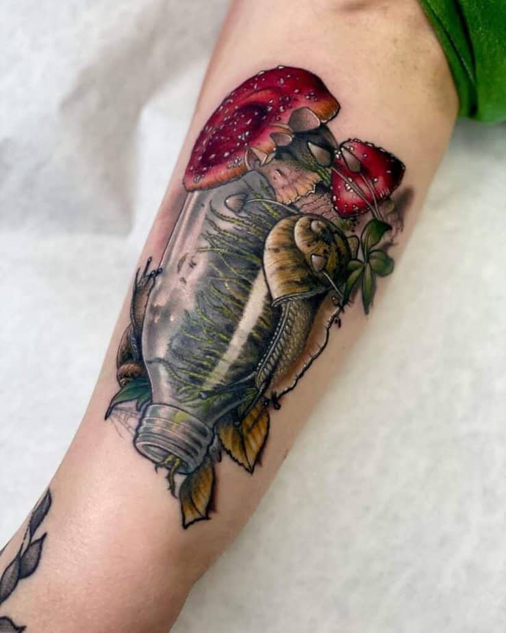 Tatuaggio con funghi colorati