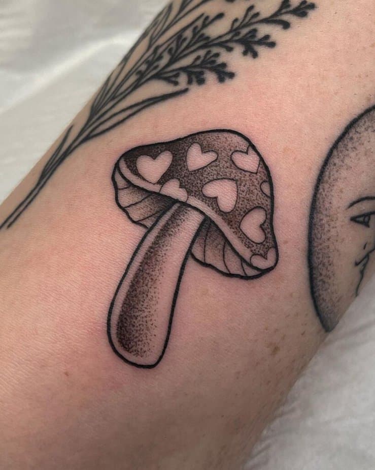Tatuaggio con fungo nero e grigio