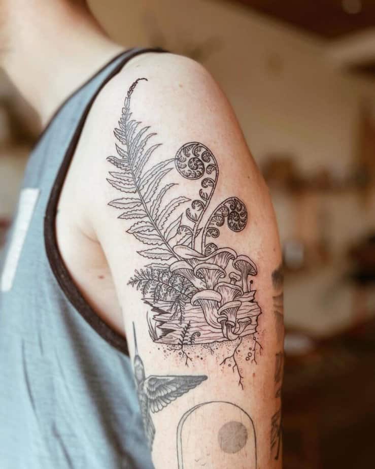 Tatuaggio con fungo nero e grigio