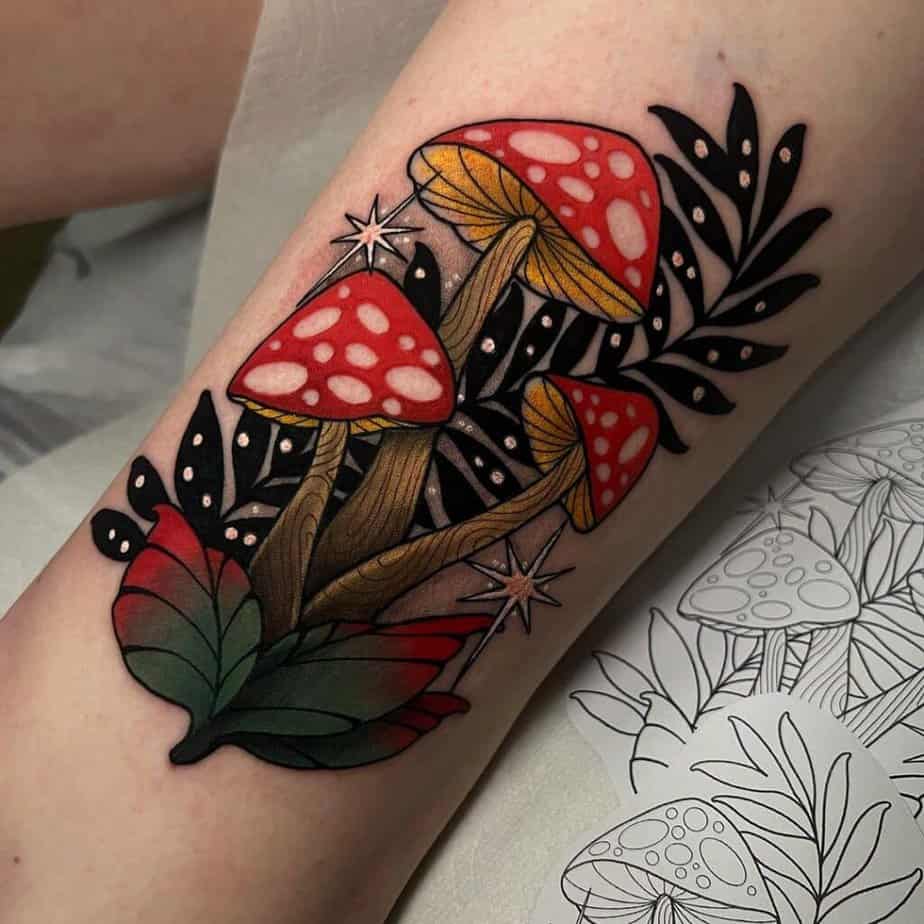 Tatuaggio con funghi colorati