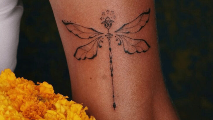 25 epici tatuaggi di libellule che vi porteranno energia positiva.