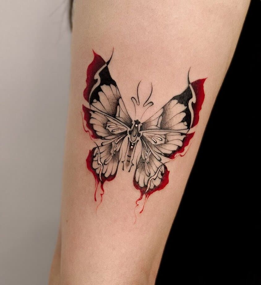Tatuaggio con farfalla nera e rossa