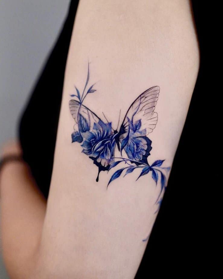Tatuaggio con farfalla colorata
