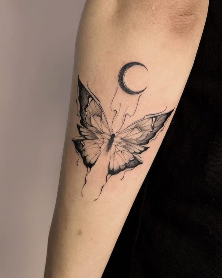Tatuaggio con farfalla nera e grigia