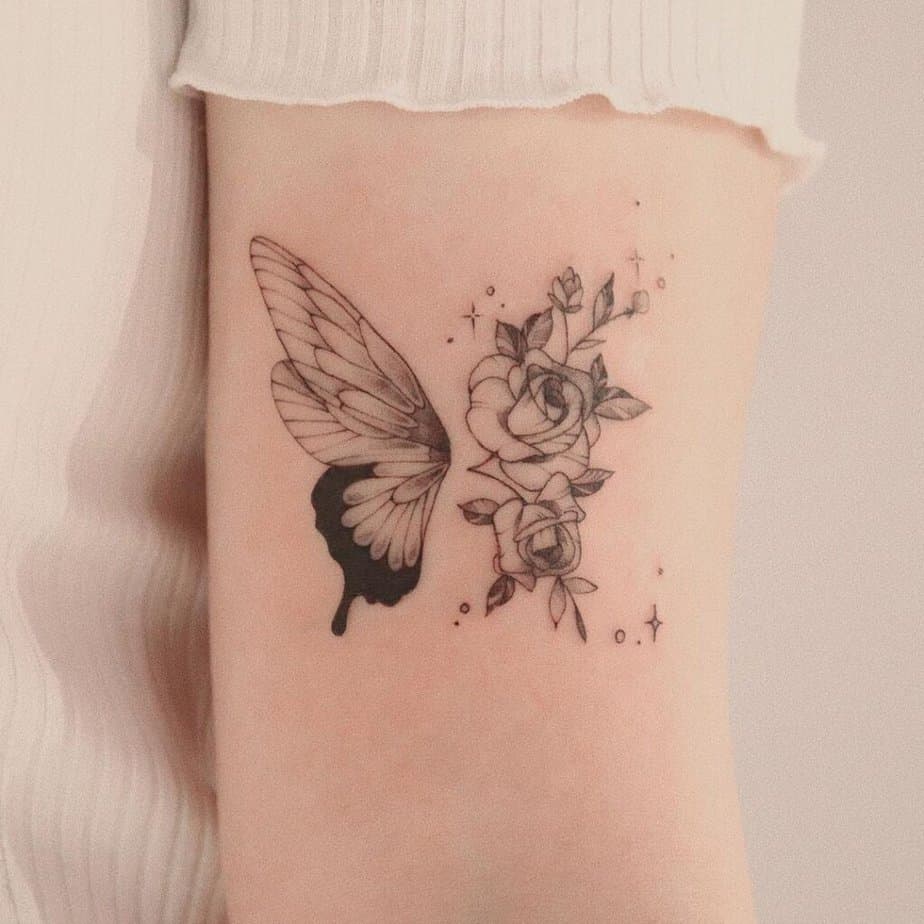 Tatuaggio con farfalla floreale