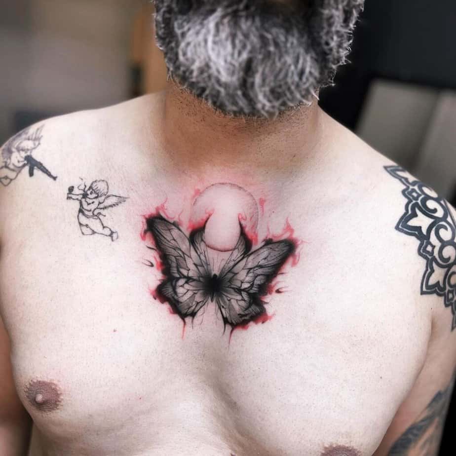 Tatuaggio con farfalla nera e rossa