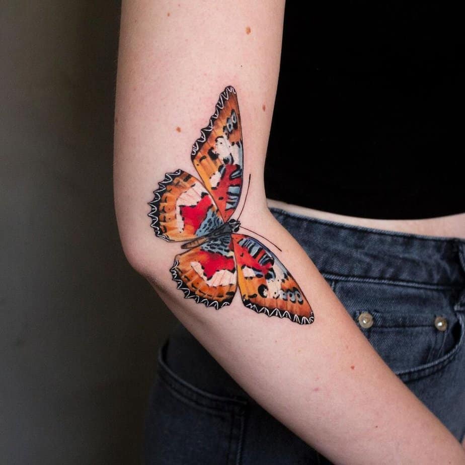 Tatuaggio con farfalla colorata