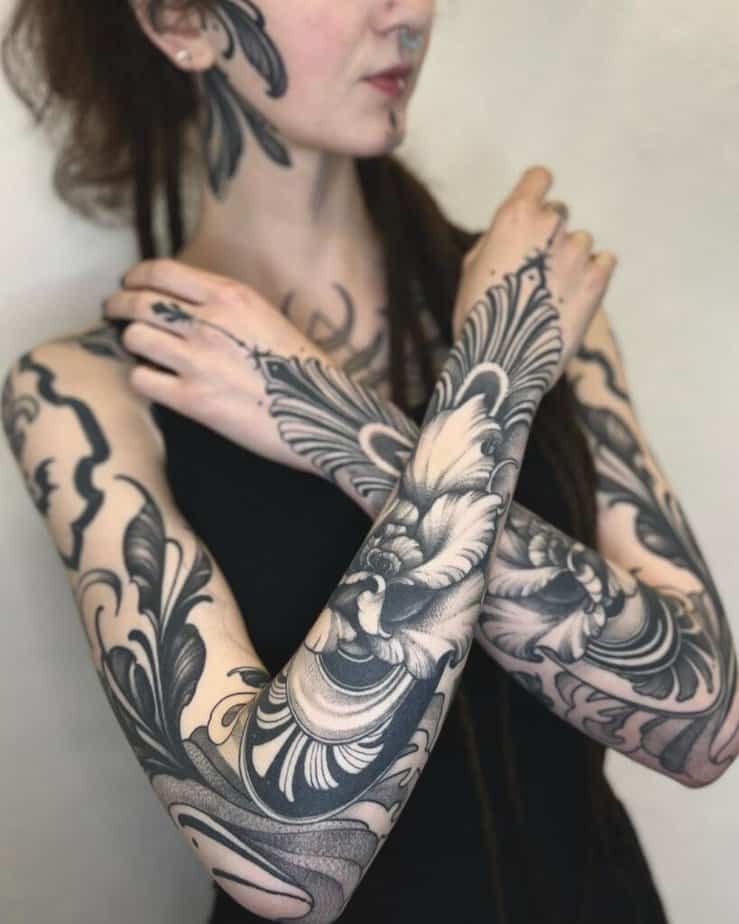 Tatuaggi femminili scuri di fiori