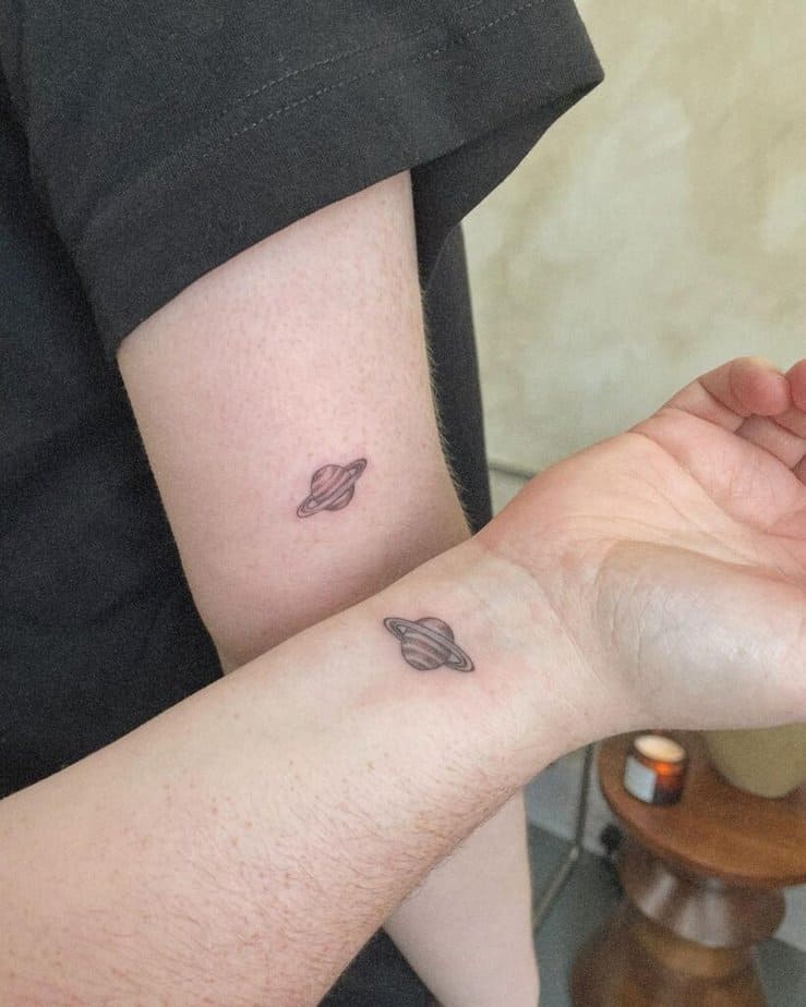 13. Tatuaggi abbinati di piccoli pianeti