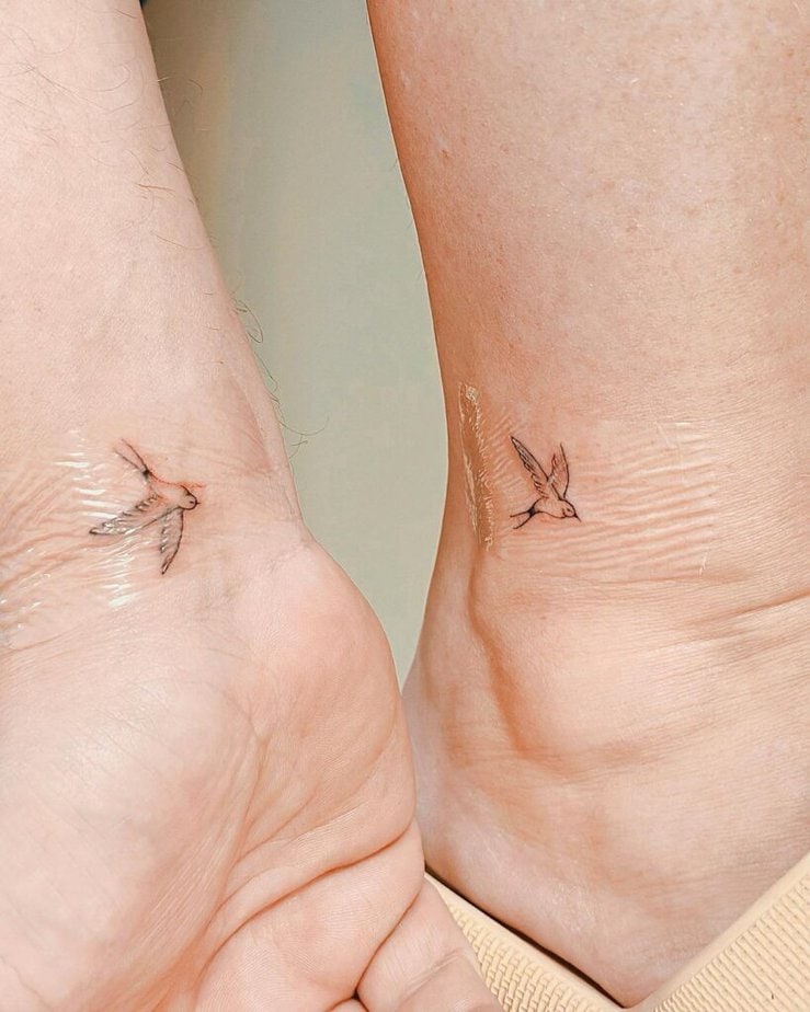 20. Mini tatuaggi di uccelli abbinati 