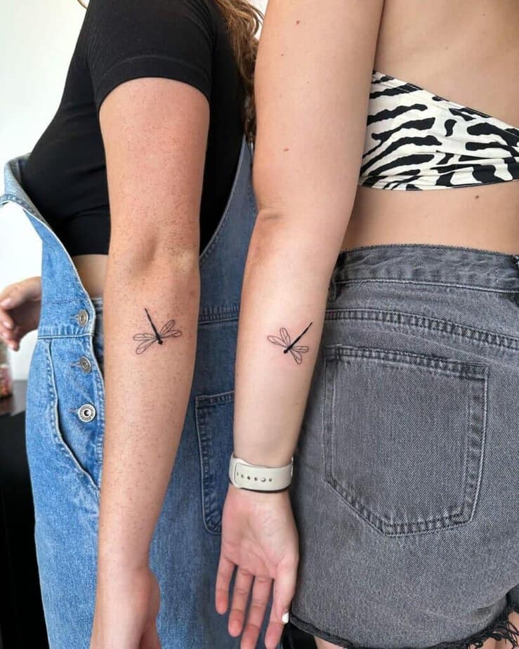 22. Un tatuaggio coordinato con una libellula 
