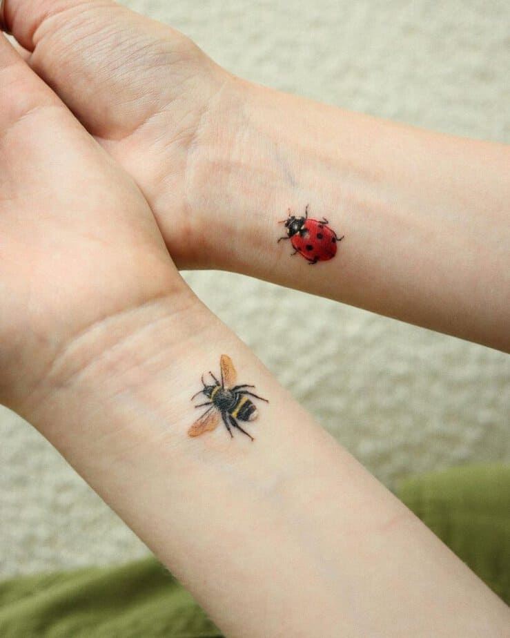 25. Un tatuaggio con coccinella e ape 
