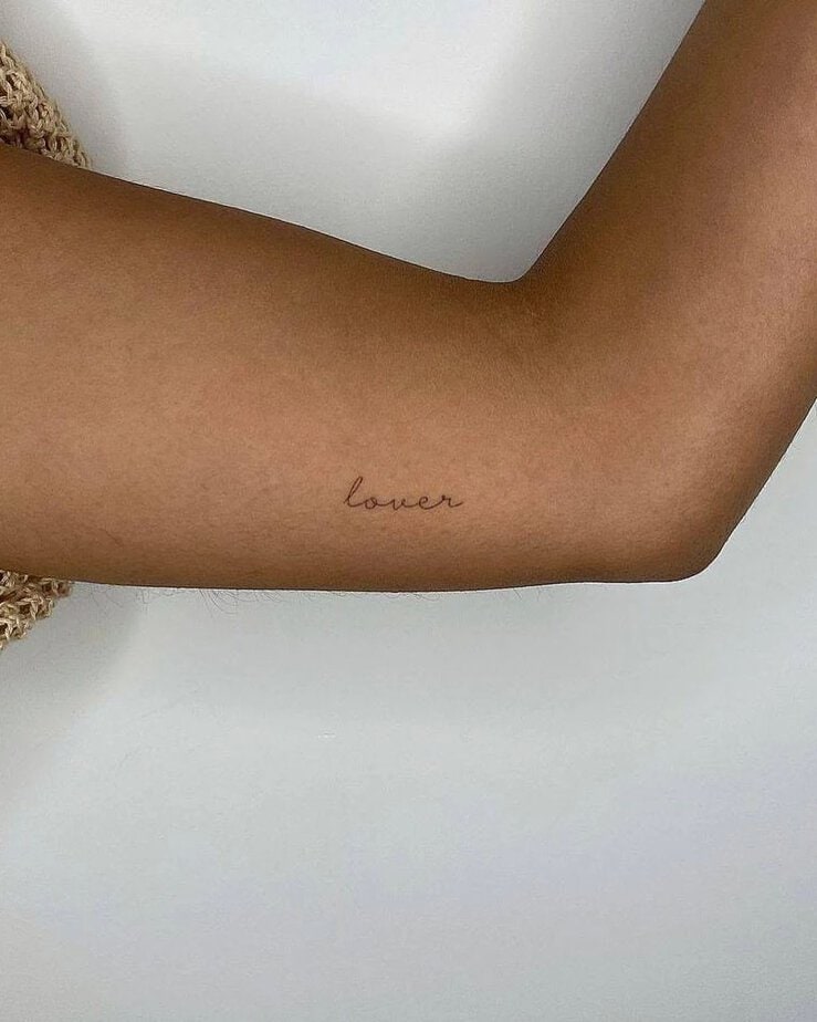 A “lover” tattoo on the upper arm