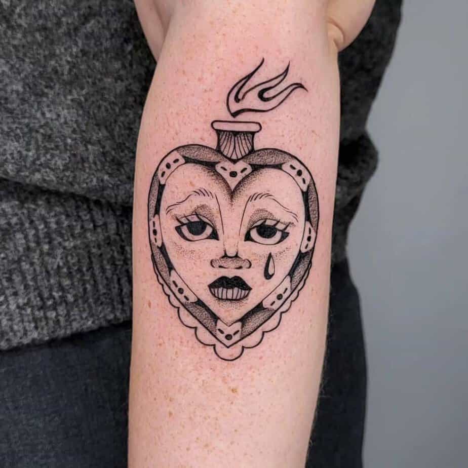 Tatuaggi con cuore sacro nero e grigio