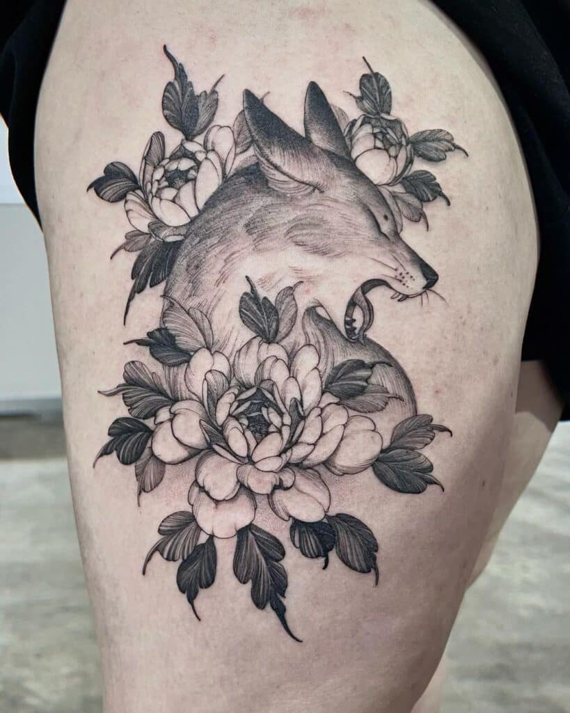Tatuaggio con volpe nera e grigia