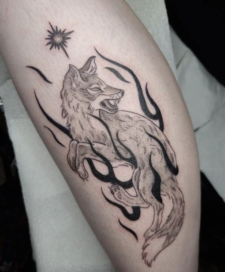 Tatuaggio con volpe nera e grigia