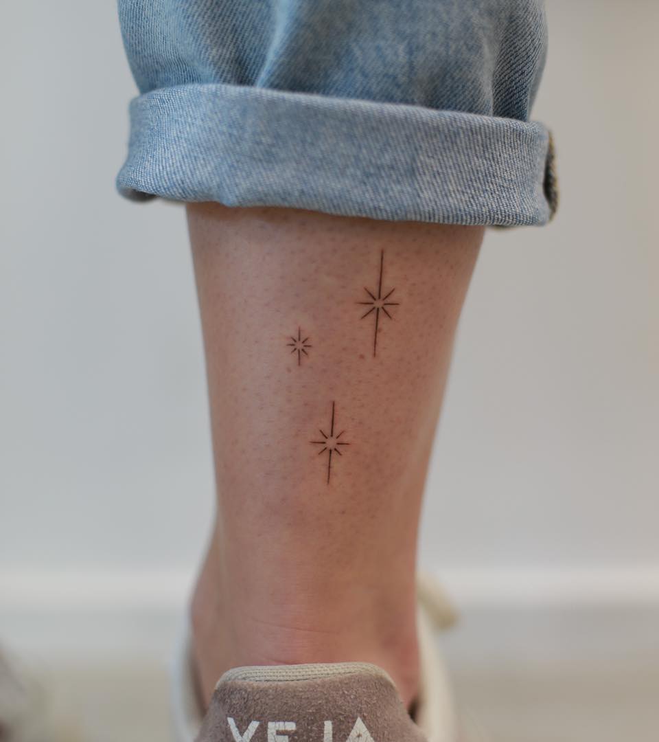 3. Un tatuaggio a scintillio a linee sottili sopra la caviglia